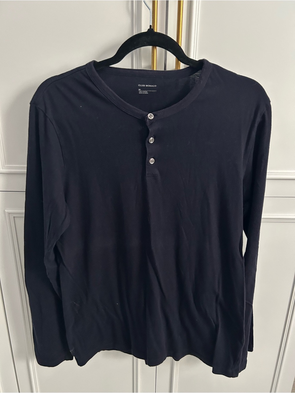 Club Monaco Menβs Long-Sleeve Henley Shirt in Navy